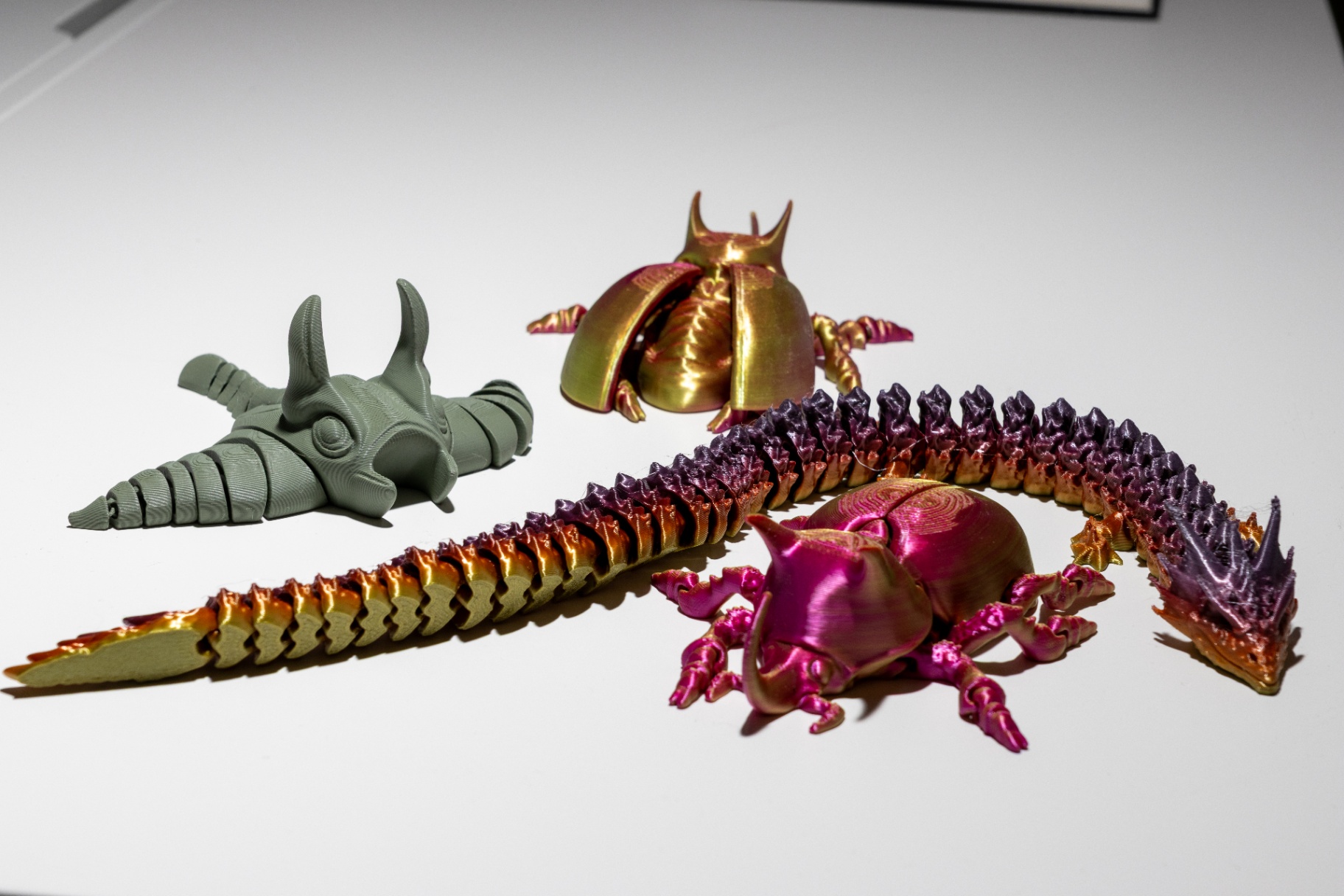 3D-geprinte draak, kever en figuur in kleurrijk filament