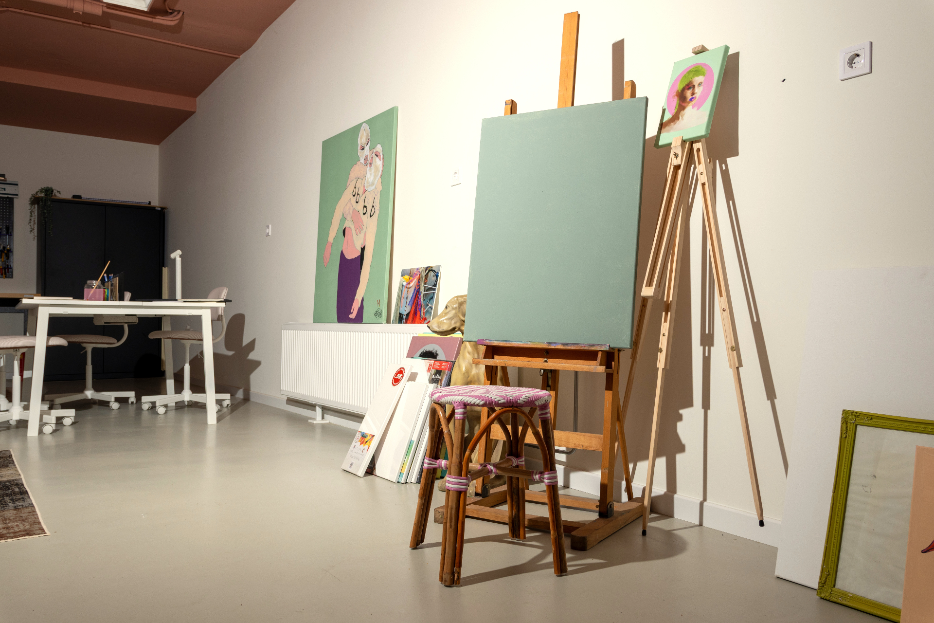 Ezel met doek en portretschilderij in het atelier
