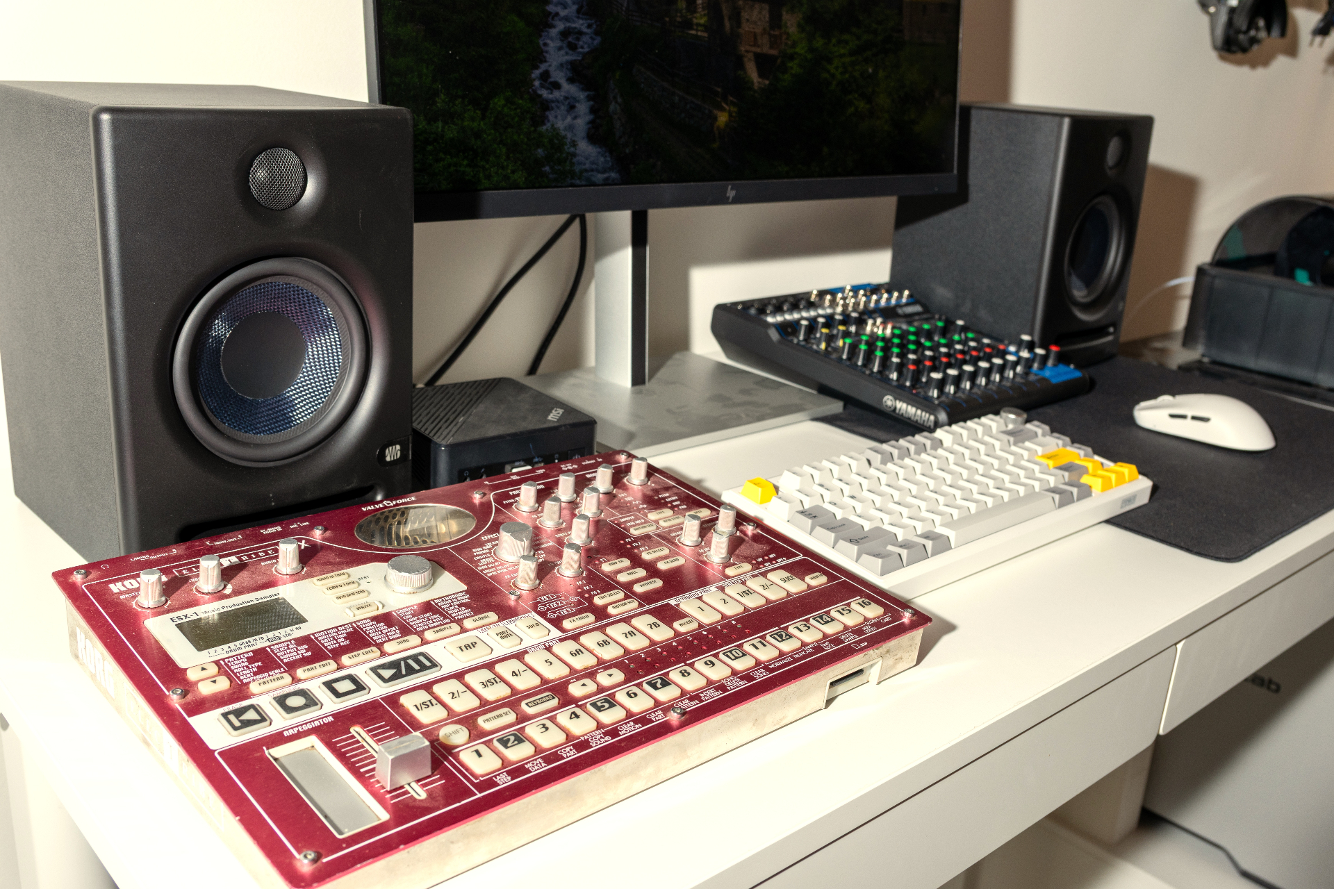 Muziekstudio-opstelling met Korg Electribe, mixer en monitors