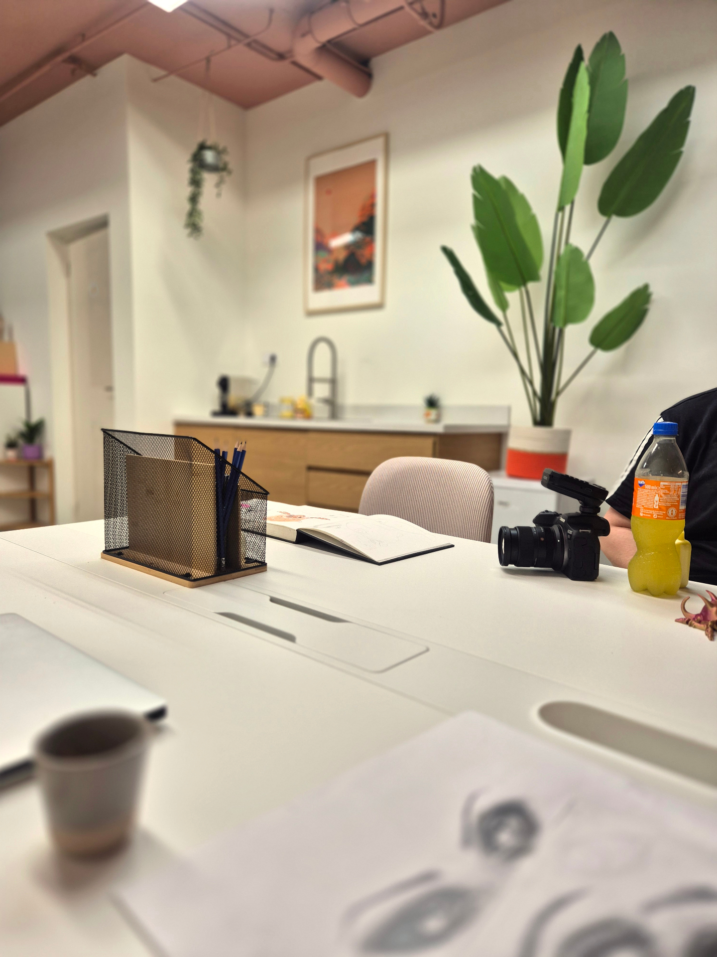 Werktafel met schetsboek en potloden